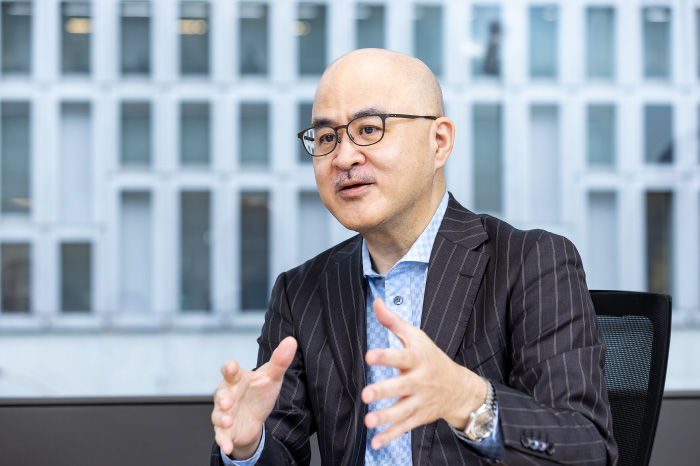 西成 活裕 氏
