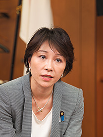 佐藤政務官は、「小売りの自由化と発送電分離を併せて進めていくことで、産業全体としての競争力が高まる」と話す