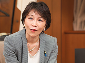 佐藤政務官は、「資源の開発やエネルギー関連技術の開発を進め、世界に先駆けて、その課題の解決策を打ち出していける立場にある」と強調する