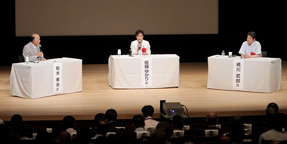 左からACEJ理事長であり東京工業大学特命教授・東京都市大学教授の柏木孝夫氏、経済産業大臣政務官の佐藤ゆかり氏、一橋大学大学院 商学研究科教授の橘川武郎氏