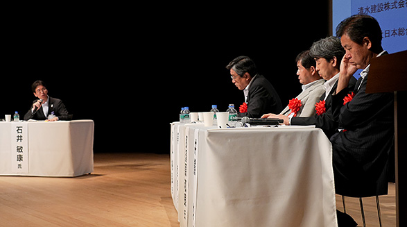 右の手前から、日本総合研究所の井熊均氏、清水建設の那須原和良氏、トヨタ自動車の等哲郎氏、三井不動産の丸山裕弘氏のパネリスト4人。奥はコーディネーターを務めたACEJ専務理事の石井敏康氏