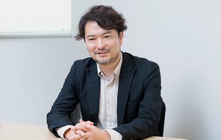 株式会社 日経BP 日経クロストレンド発行人 佐藤 央明