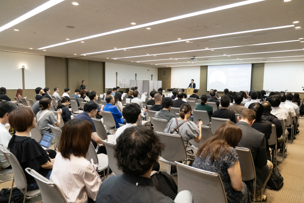 写真1：満席近くまで埋まった講演会場