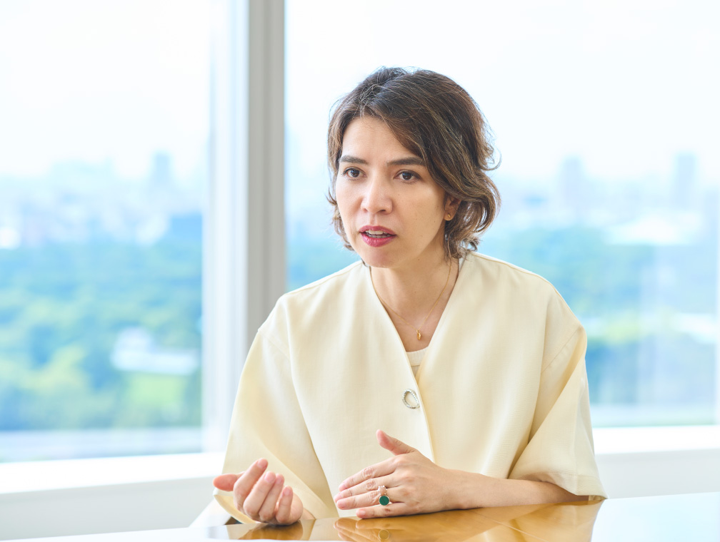堀 モニカ氏