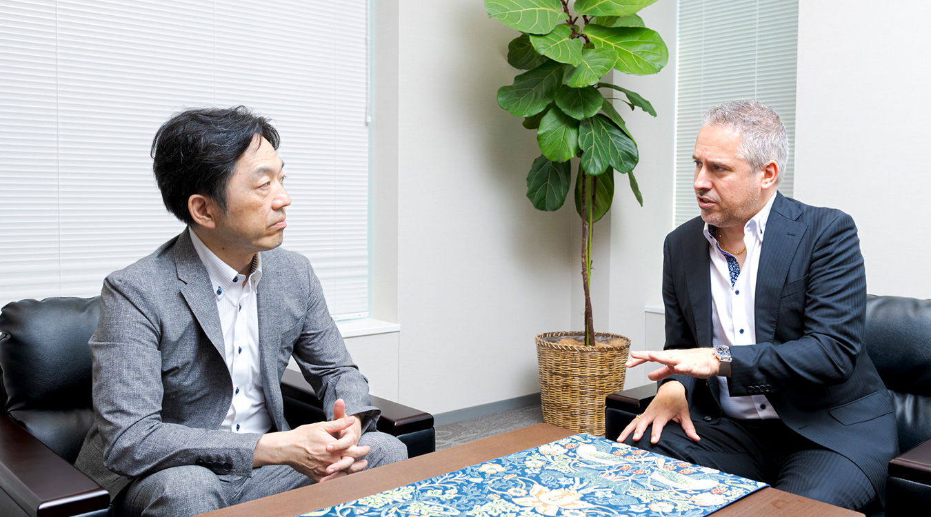 左から小原 洋氏、フランク・ビニョン氏