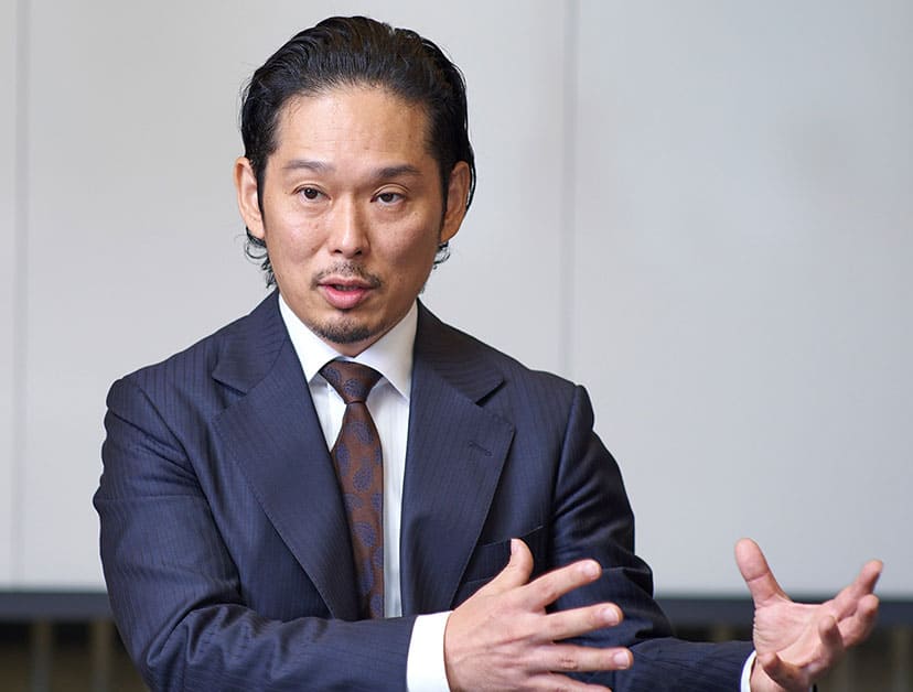 奈倉 氏