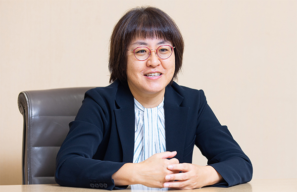 鐙 美知子 氏