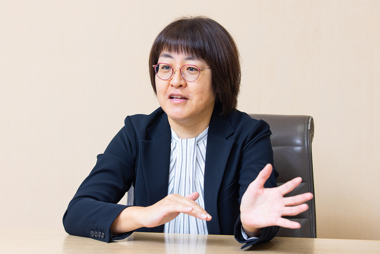 鐙 美知子 氏