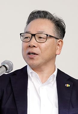 亀山 彰康 氏