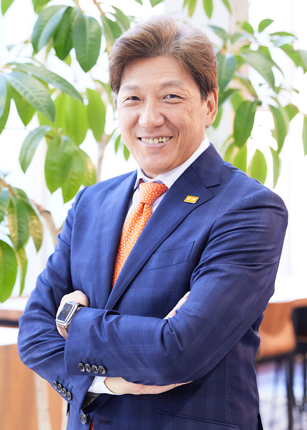 鶴山氏