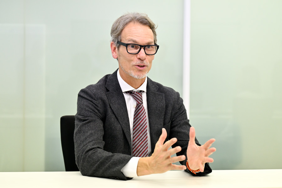 Damien Bullot 氏