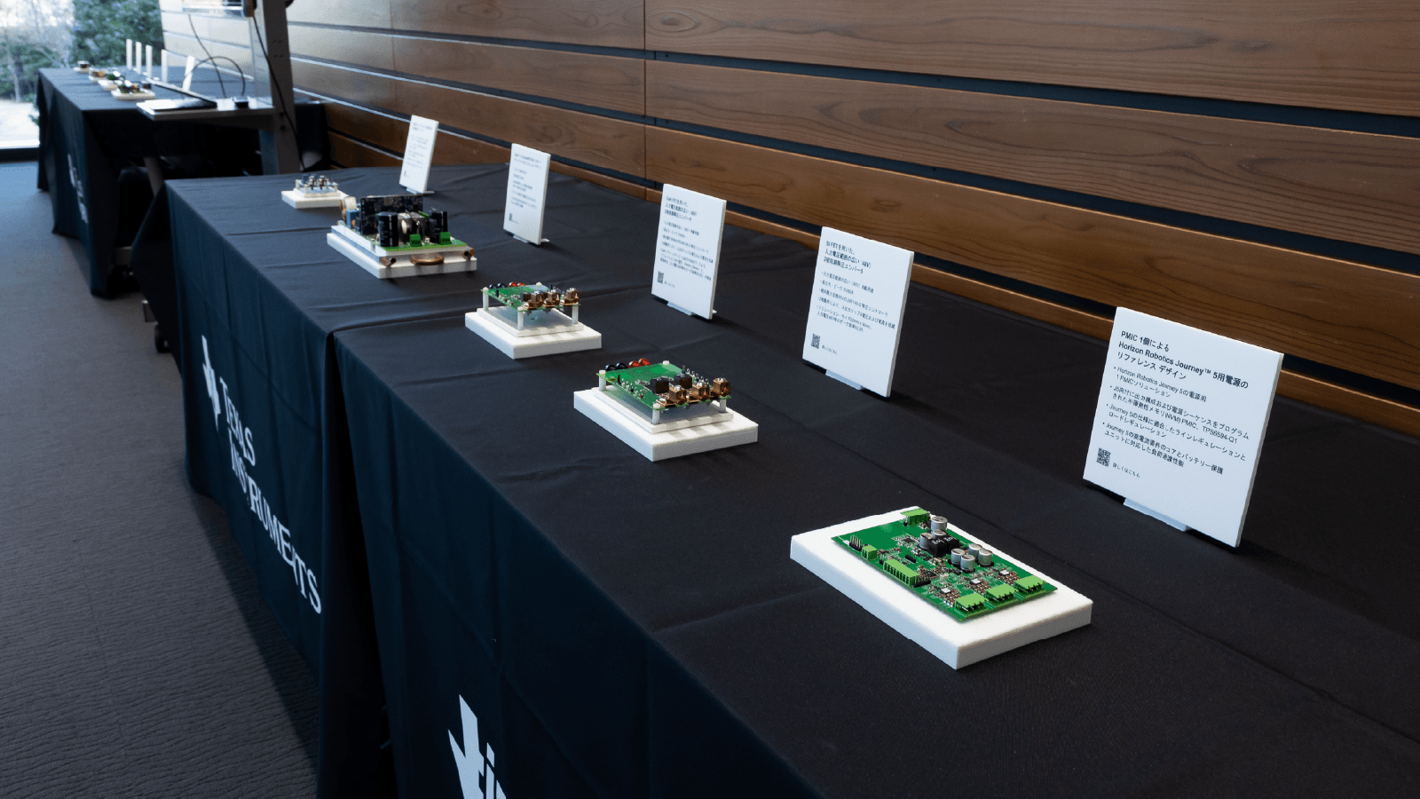 PSDSのデモブース。10種類の電源リファレンスモデルを展示した