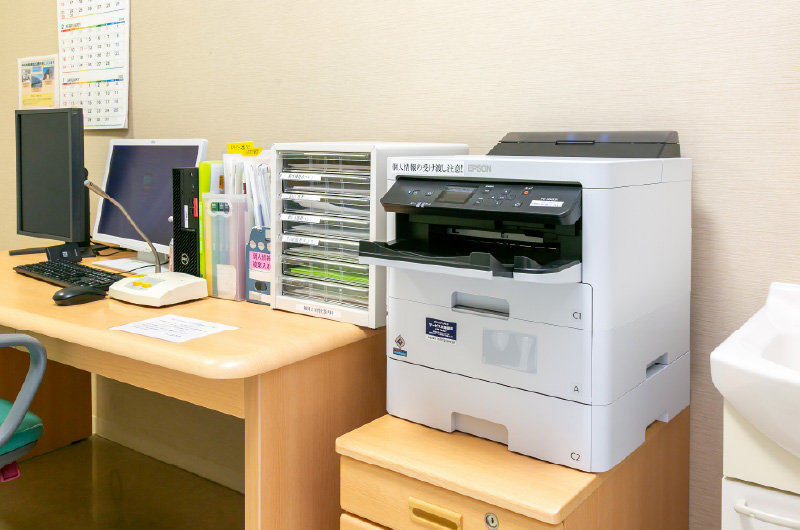 各外来診察室に設置されたコンパクトなA4機器は、院外処方箋や患者への説明資料などに利用されている