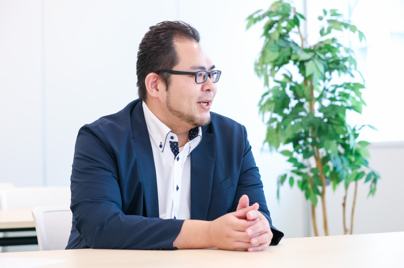 松本 忠利 氏