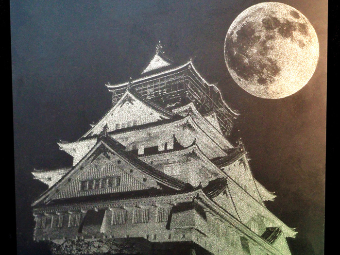 金属銘板に写真を盛り込んだような表現
