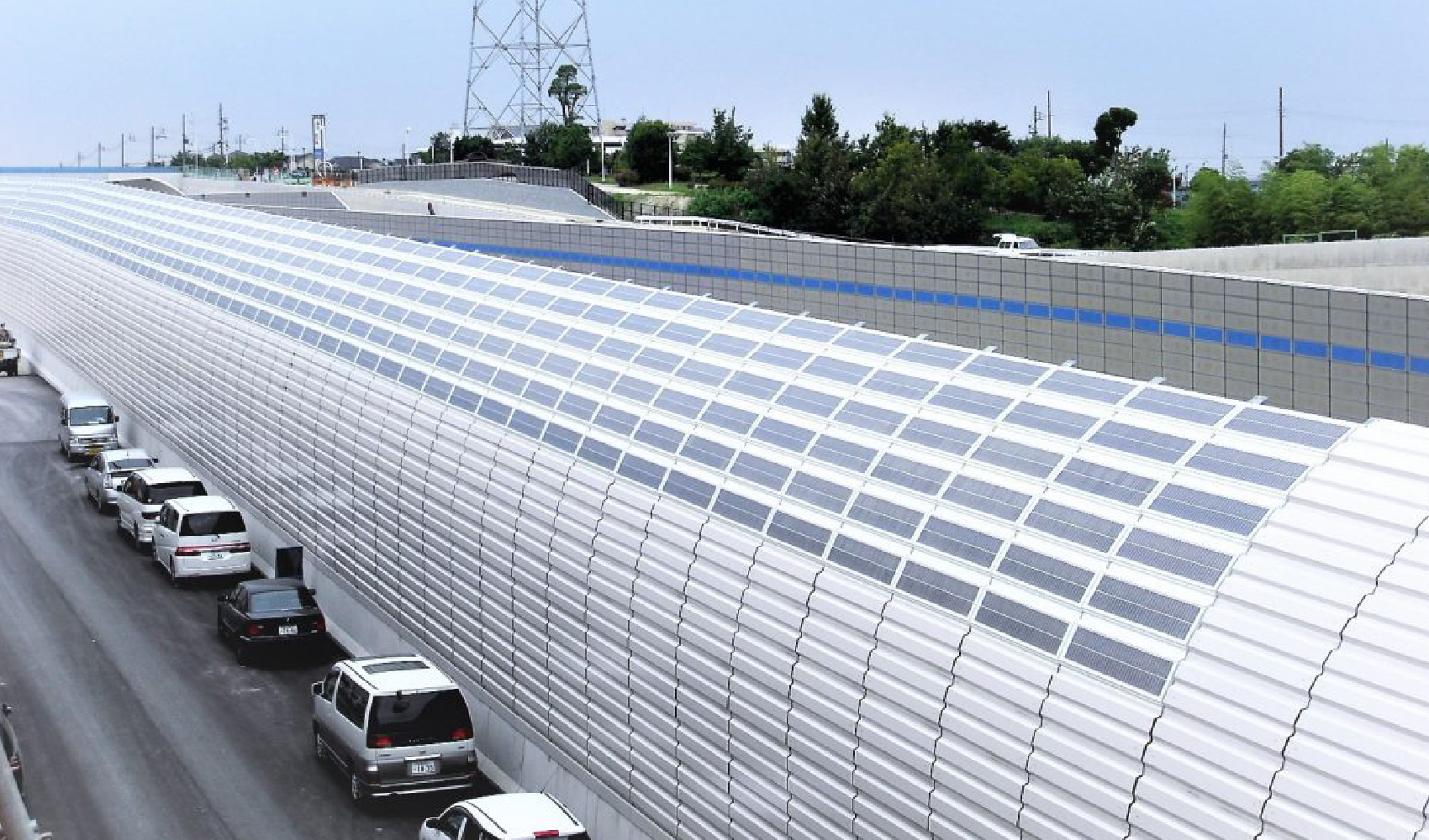 （写真1）第二京阪道路の遮音壁一体型太陽電池パネル（出典：スマートソーラーのホームページより引用）