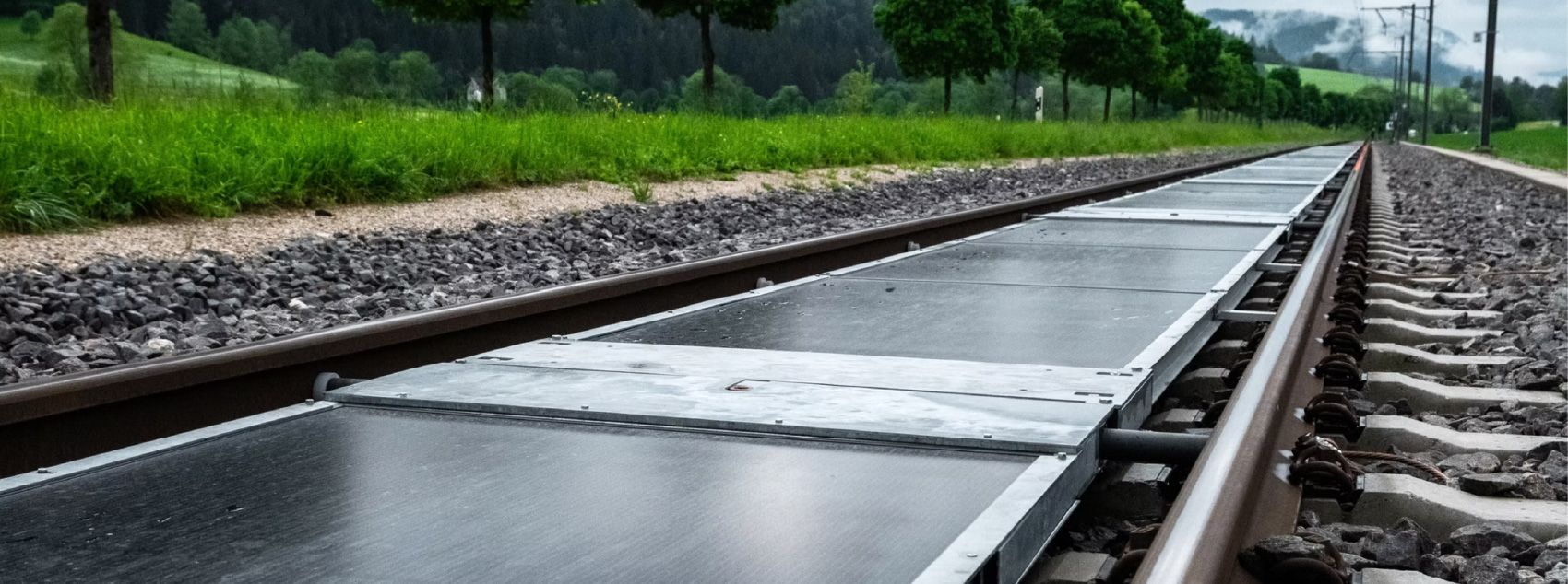 （写真3）スイスのサンウェイズが開発した線路敷設用の太陽光パネル（Sun-Waysのホームページより引用）
