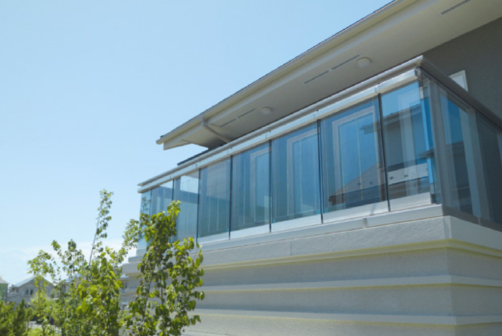 Fujisawa SST内のモデルハウス「Future Co-Creation FINECOURTⅢ」2階バルコニー部分に、ペロブスカイト太陽電池のプロトタイプを設置。技術検証を含めた1年以上にわたる長期実証実験を行った。プロジェクトは三井不動産レジデンシャルとの協業で進められた