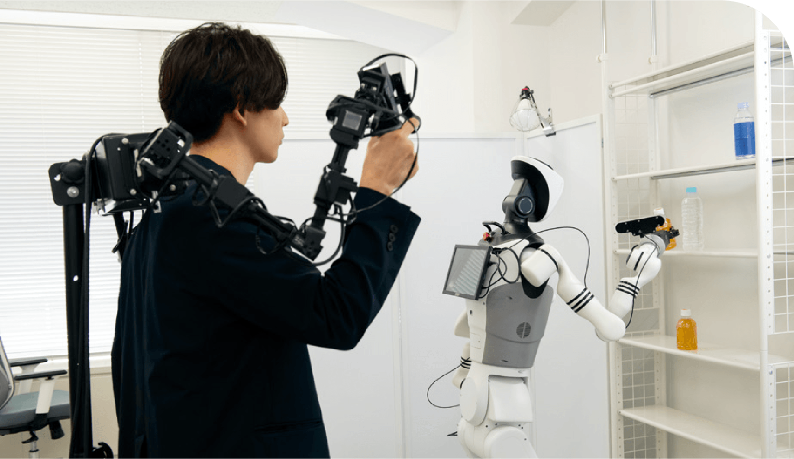 ロボットトレーニングセンターでロボットを操作する山田氏
