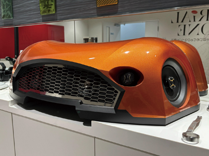 車体をモチーフにした大型スピーカー