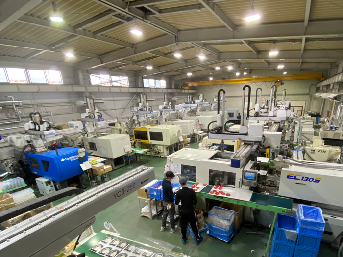 一貫生産ラインをもつ成形工場