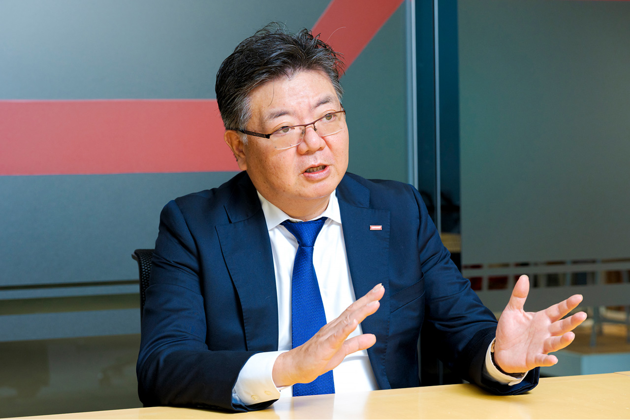 張 磊 氏