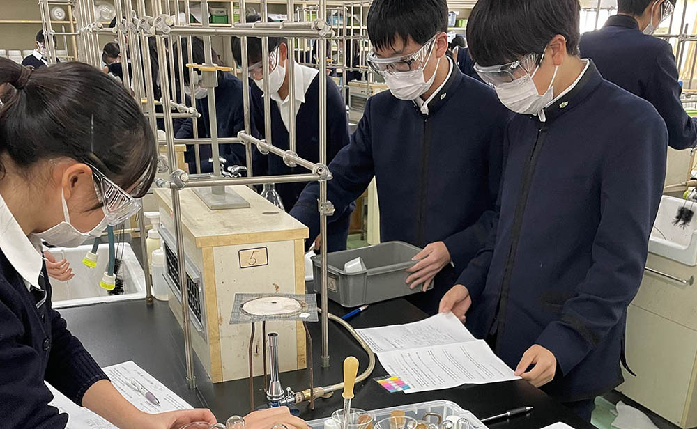理科 化学実験の様子