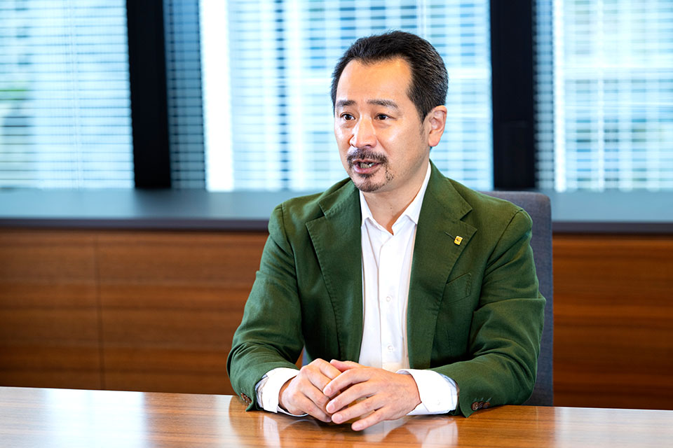 東梅貞義 氏