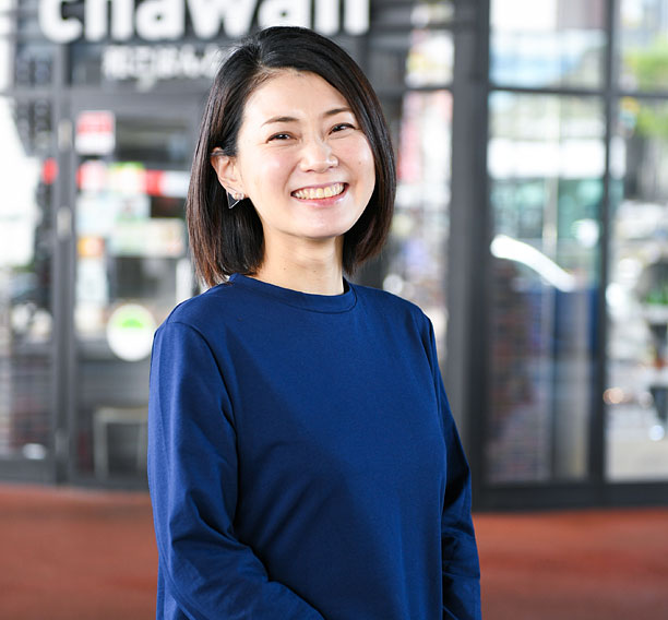 岡 志津 氏
