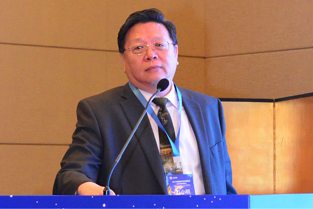 万小明氏