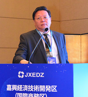 万小明氏