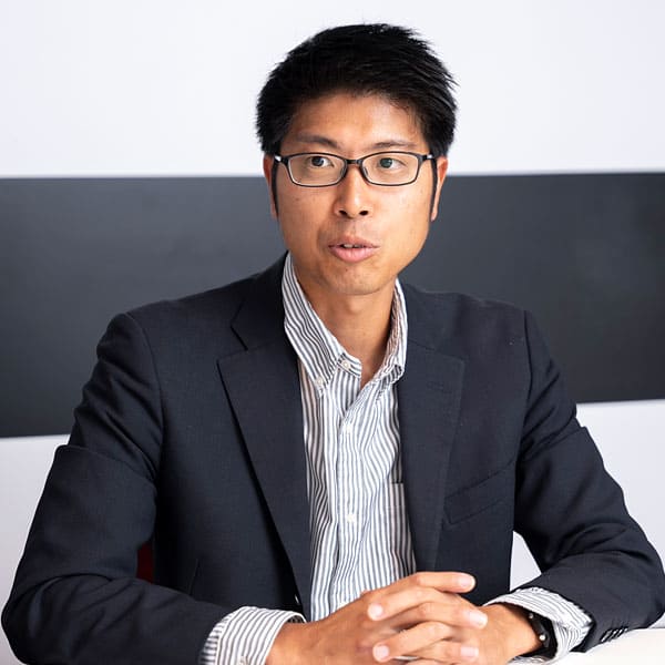 栗山 氏