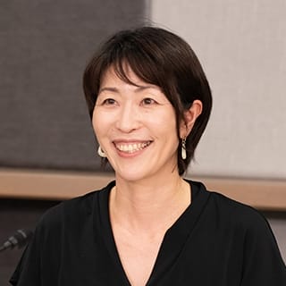 中根 弓佳 氏