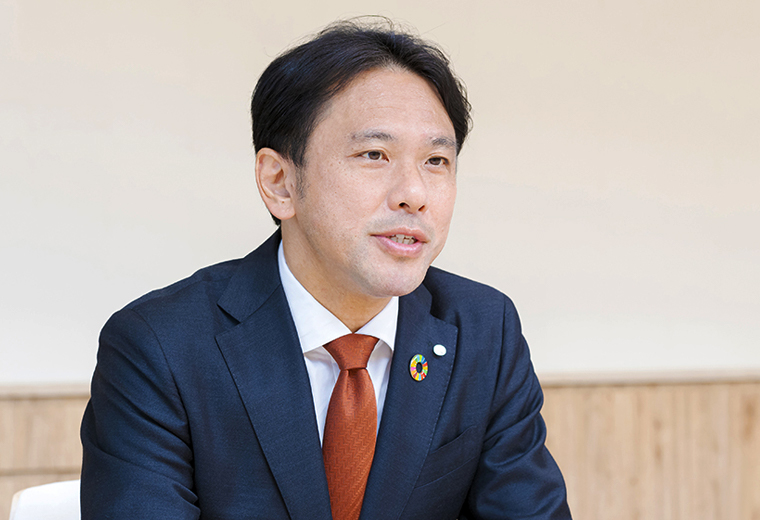 秦野 芳宏 氏