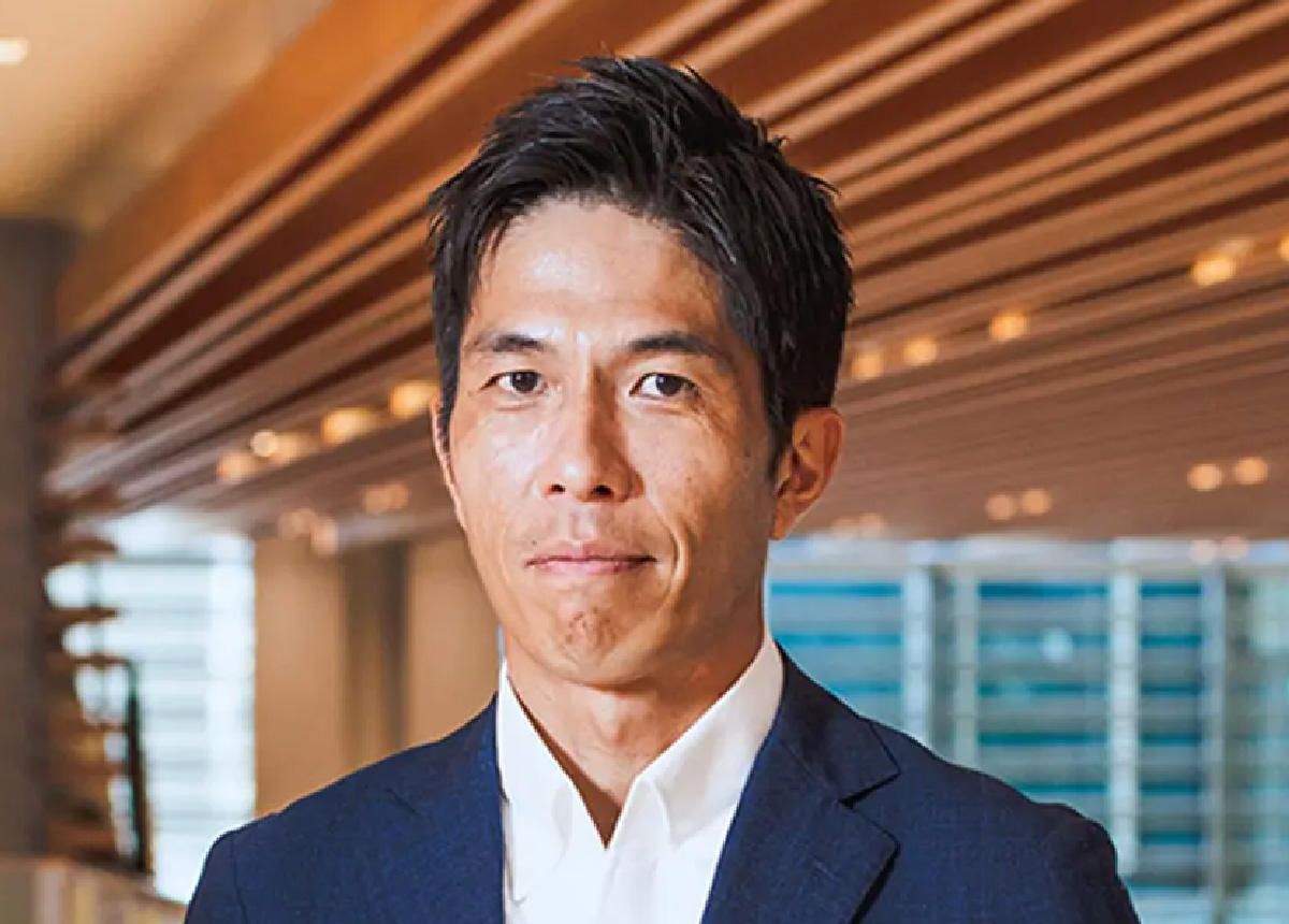 山根 伸行氏