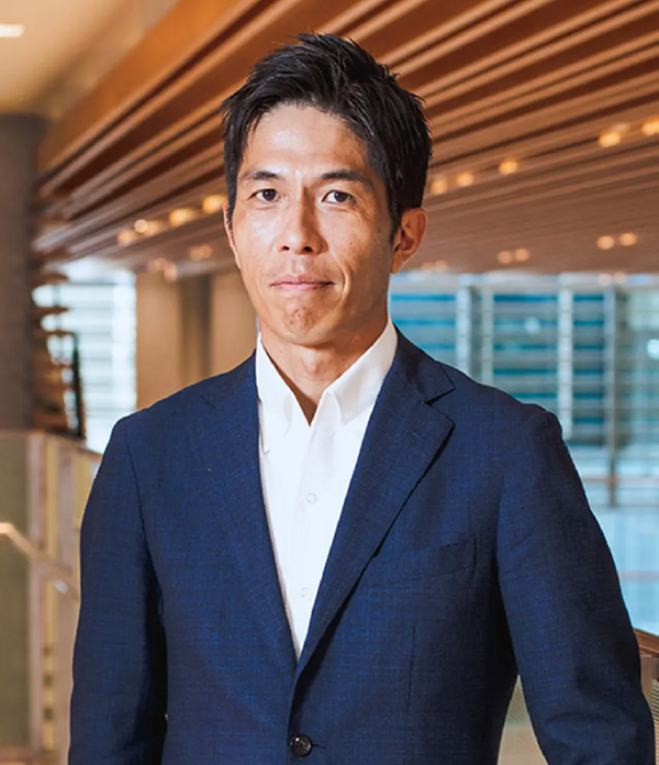 山根 伸行氏