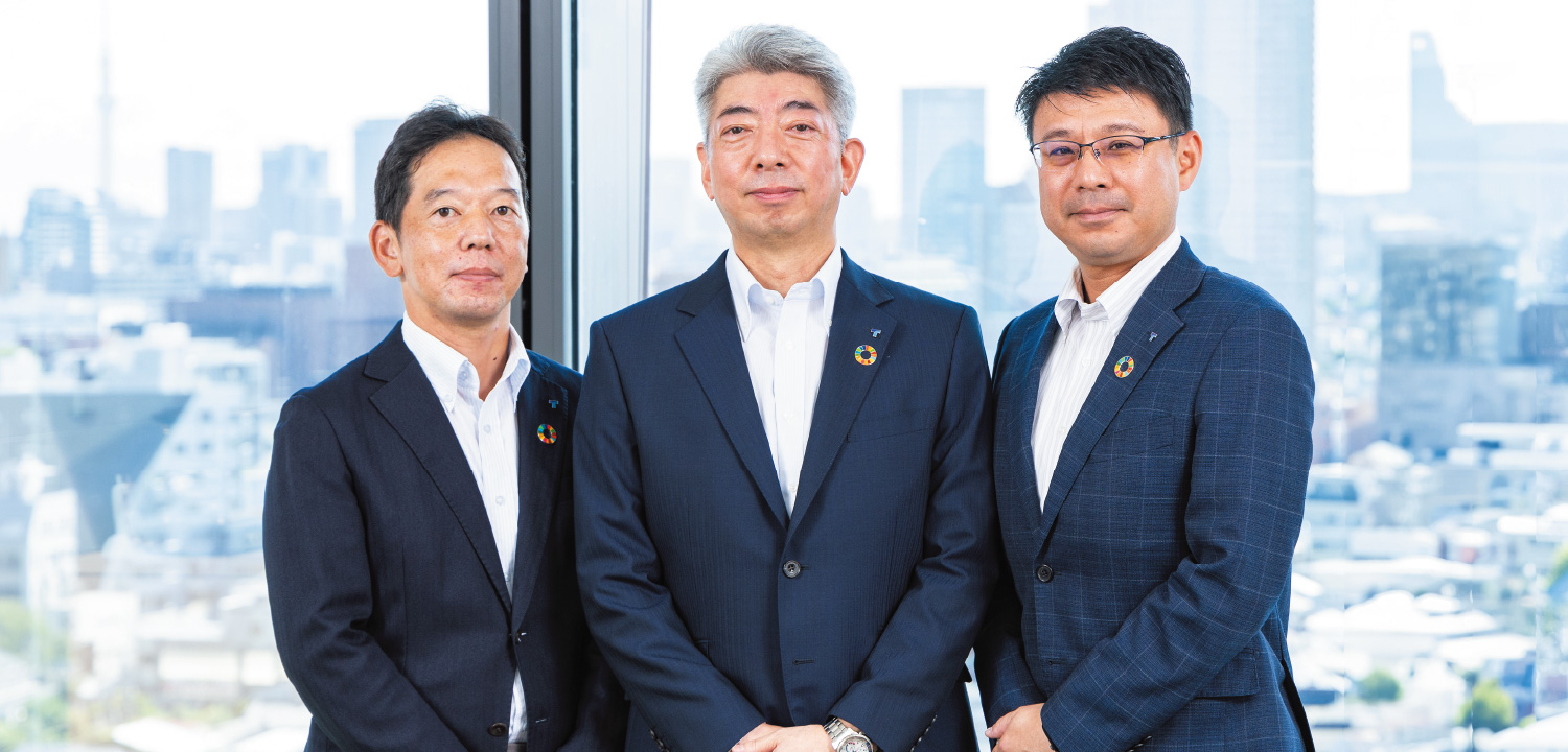 （左）高砂熱学工業 エンジニアリング事業部 設計部 副部長 松岡慎氏 （中）同社 エンジニアリング事業部 副事業部長 兼 DX推進室長 兼 品質・環境・安全部長 牧本浩明氏 （右）同社 エンジニアリング事業部 産業設備2部長 長江剛志氏
