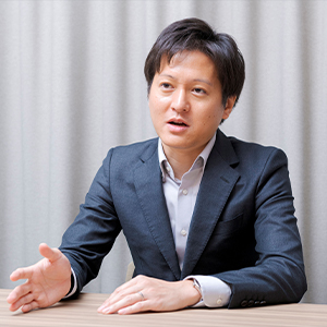 安達 広明 氏