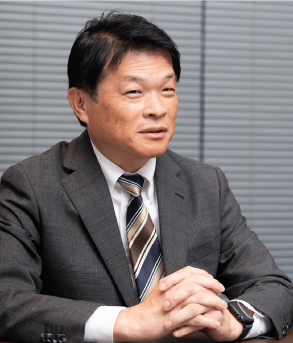 山内 康弘氏