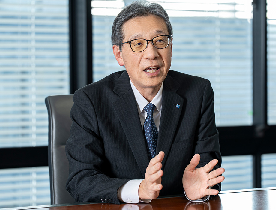 山崎 英一氏