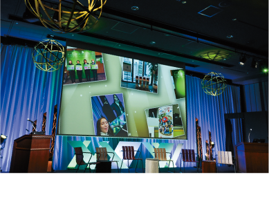 再生素材を使用した家具や装飾が印象的なステージ。
