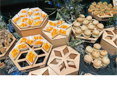 00％リサイクル可能な植物由来素材の食器を使ったオードブル。ASC認証食材を使ったメニューや、廃棄予定だった規格外野菜を活用した色とりどりのビーガン食が提供された。