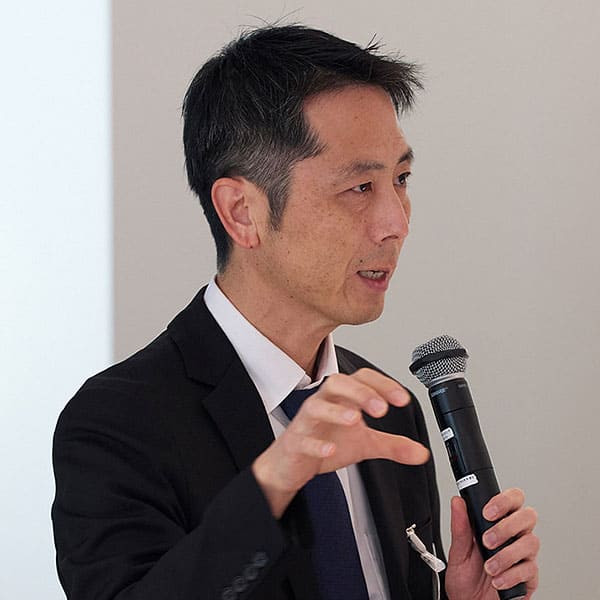 亀山氏