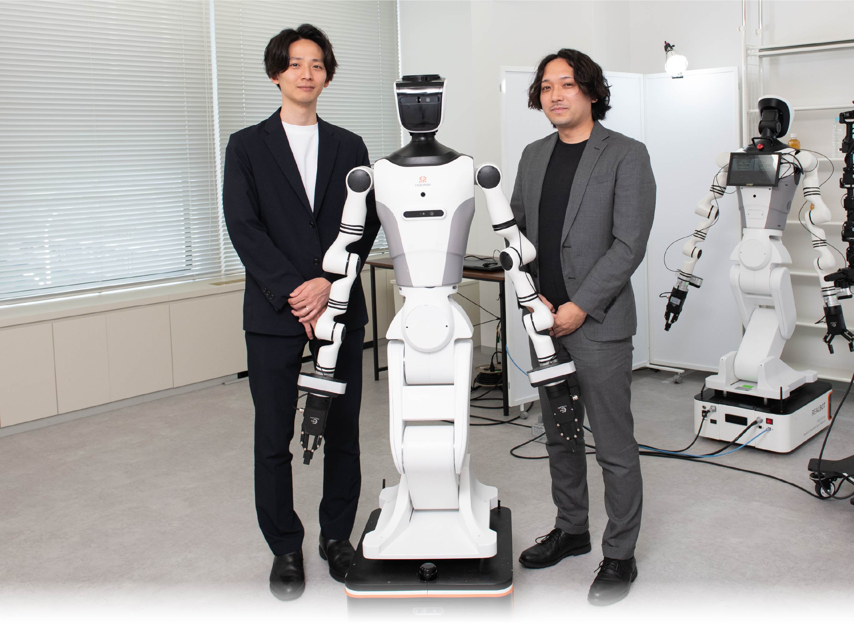 ロボットトレーニングセンターに立つFastLabelの山田直氏と藤原宏貴氏