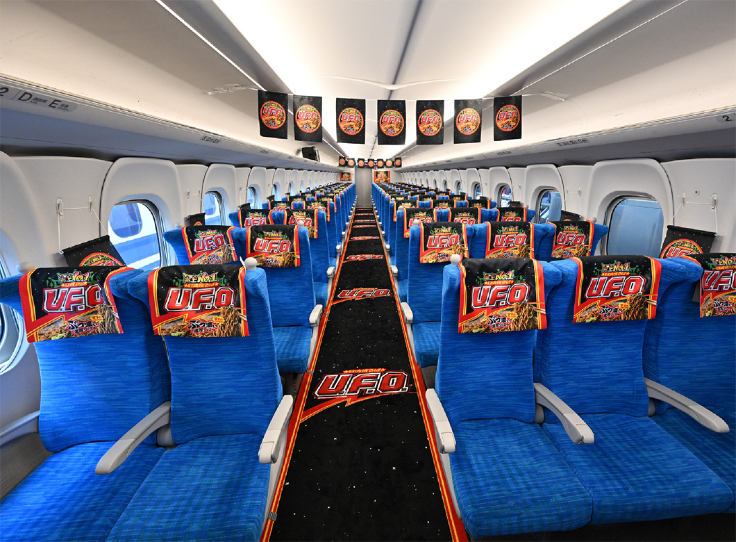 写真：通路から天井に至るまで「U.F.O.」グッズ一色で装飾された貸切車両