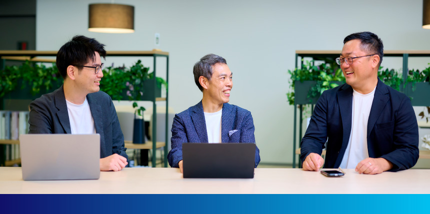 テーブルを囲んでBUILDAYSの開発について語る平井氏、塩原氏、甲斐氏