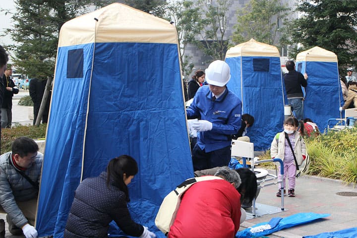 マンホールトイレの組み立てなど実効性の高い防災訓練を実施