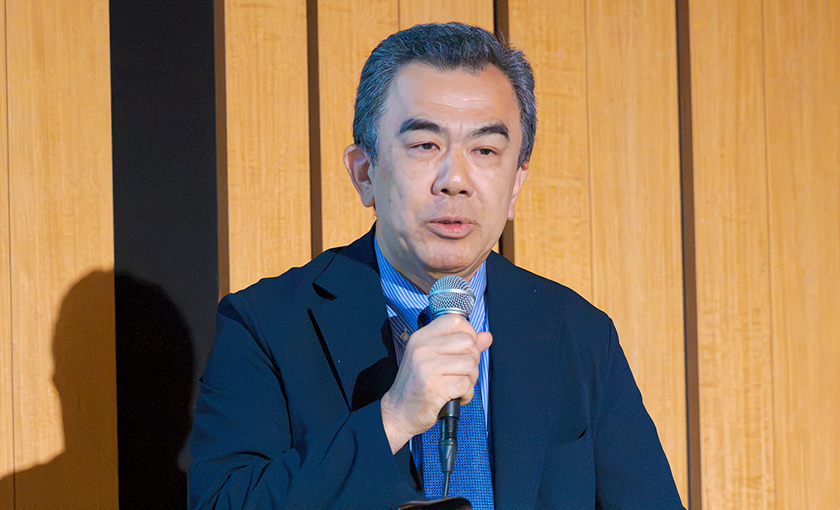 越塚 登 氏
