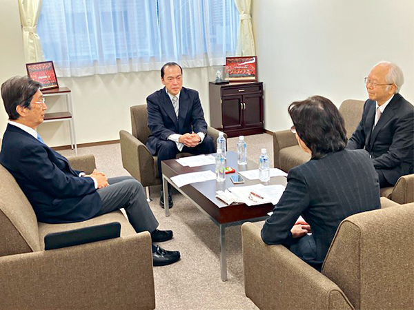第二部での座談会：写真左から、安西祐一郎慶応大学名誉教授・慶応義塾学事顧問、冲永佳史 帝京大学理事長・学長、浅島誠 帝京大学先端総合研究機構 機構長、手前、羽入佐和子特任教授