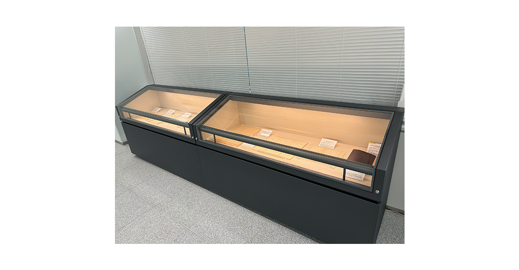 先端総合研究機構の1階ホールでは、終戦直後の学問の先駆けを示す貴重な資料の展示を行っている